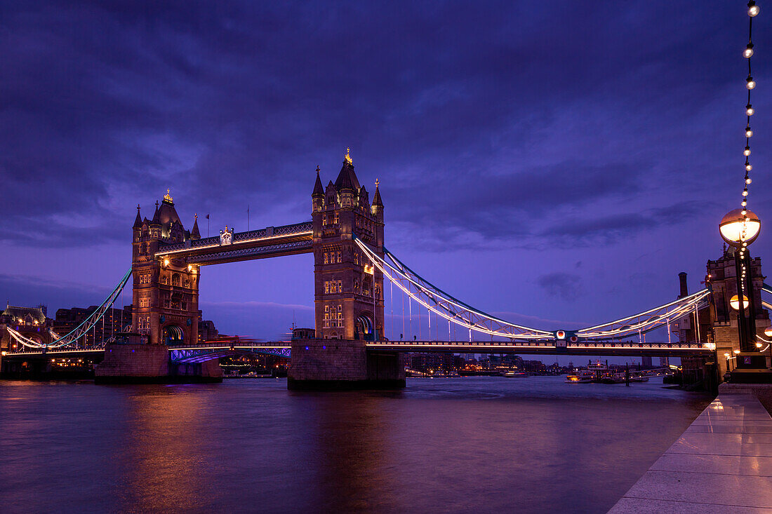 Die Tower Brigde in London bei Nacht, UK, Großbritannien