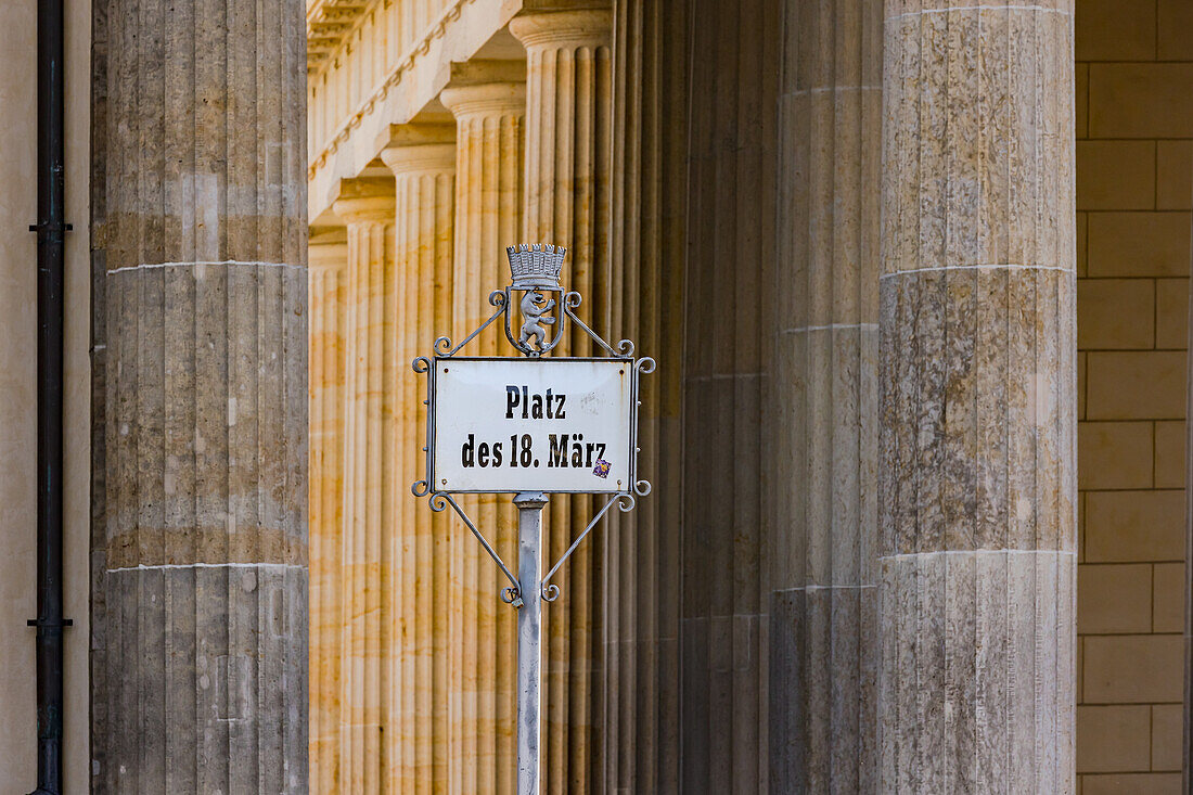 Schild Platz des 18. März mit dem Brandenburger Tor im Hintergrund, Berlin, Deutschland