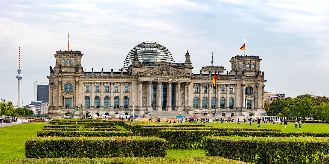 Panorama vom Reichstag in Berlin mit Kuppel und Hecke, Berlin, Deutschland