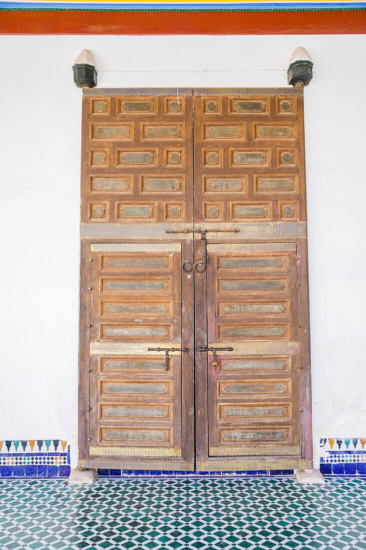 antike Holztüre im Palast Bahia in Marrakesh, Marokko