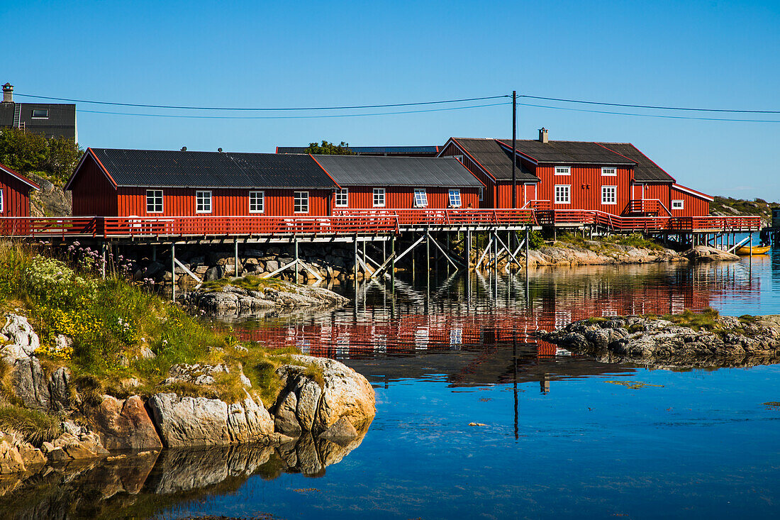 Norwegen, Lofoten, traditionelle rote Häuser am Wasser