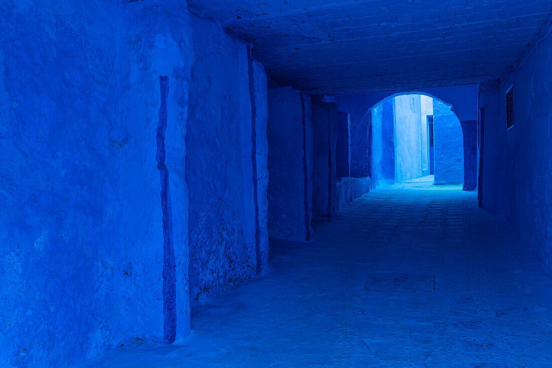 Afrika, Marokko, Chefchaouen. Blau gestrichene Gasse