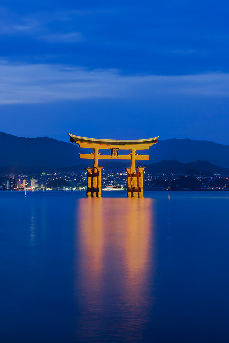 Japan, Miyajima, Itsukushima-Schrein, Twilight Floating Torii Gate