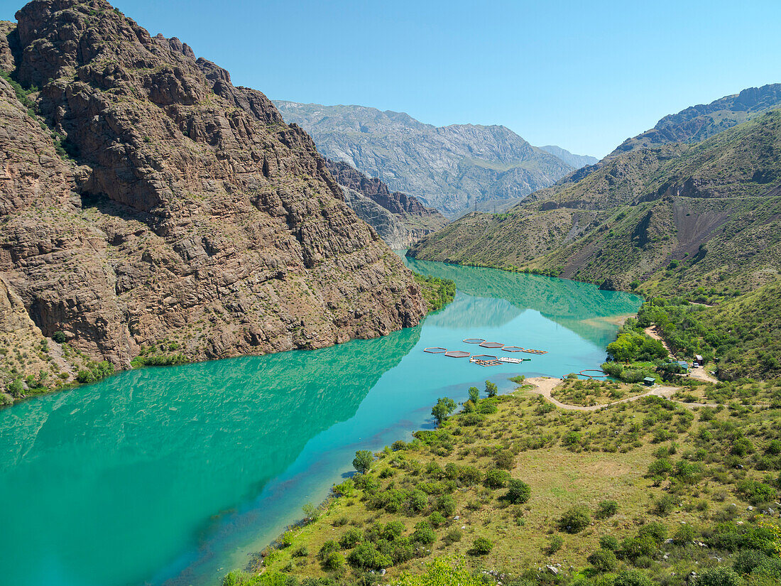 Landschaft entlang der Tien-Shan-Autobahn, dem Kurpsai-Stausee, am Fluss Naryn im Tien-Shan oder den himmlischen Bergen, Kirgisistan