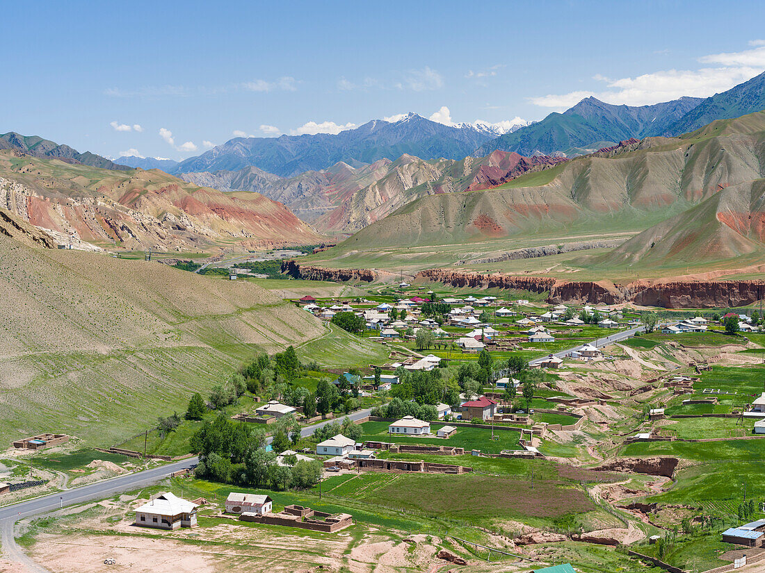 Dorf am Pamir Highway. Die Bergkette Tian Shan oder Himmlische Berge. Zentralasien, Kirgistan