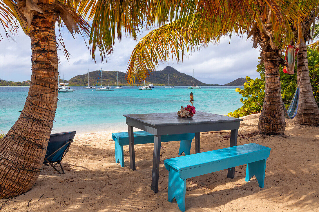Karibik, Grenada, Sandy Island. Picknicktisch und Hängematte am Strand
