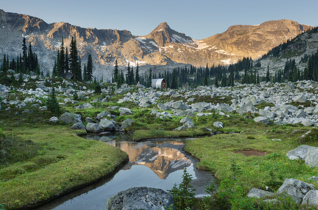 Berge spiegeln sich in Bach, subalpinen Wiesen des Marriott Basin, Coast Mountains, British Columbia