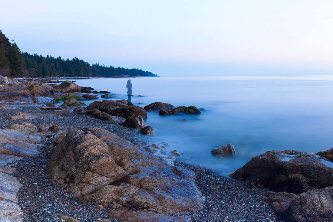 Langzeitbelichtung eines transparenten Bildes der Frau am Strand in Sechelt, British Columbia, Kanada