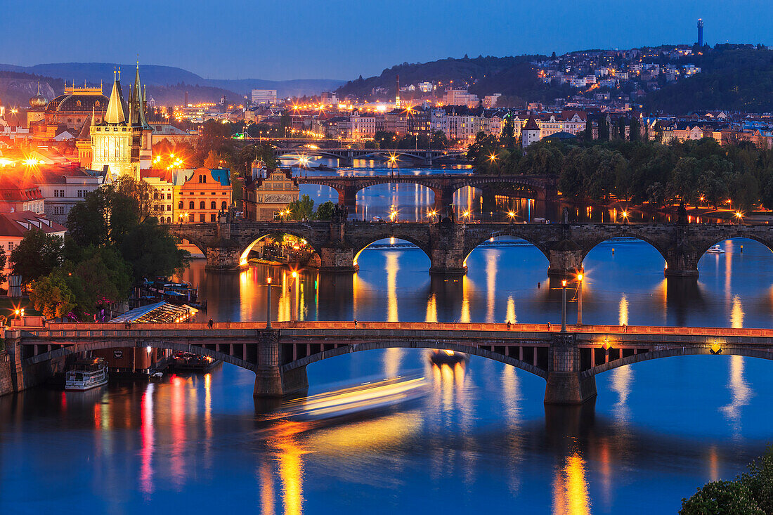 Europa, Tschechien, Prag. Sonnenuntergang auf Stadt- und Flussbrücken