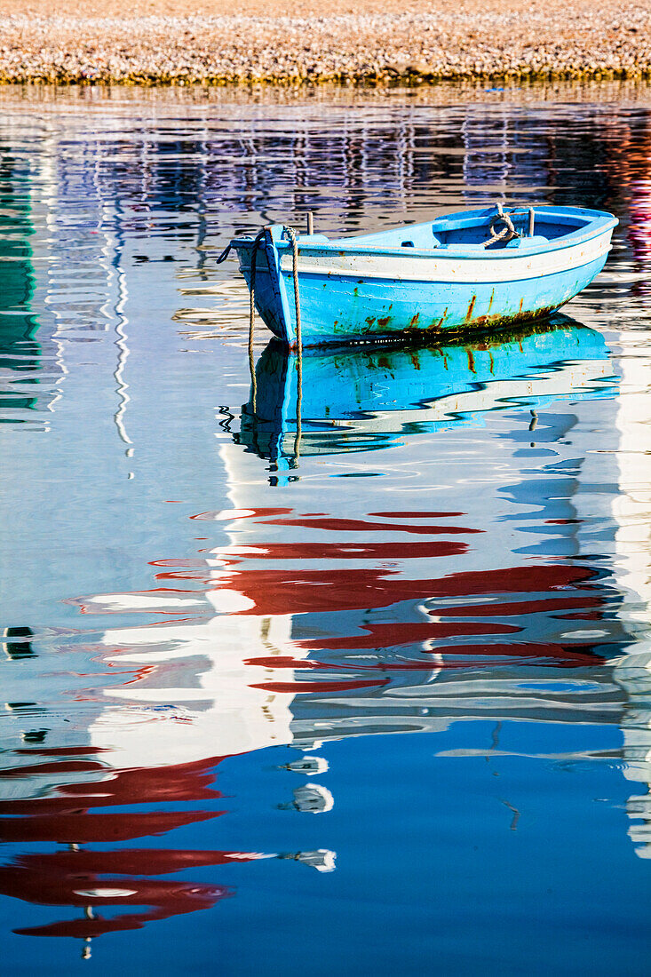 Griechenland, Mykonos, Hora, Fischerboot und Reflexion einer Kirche im Wasser