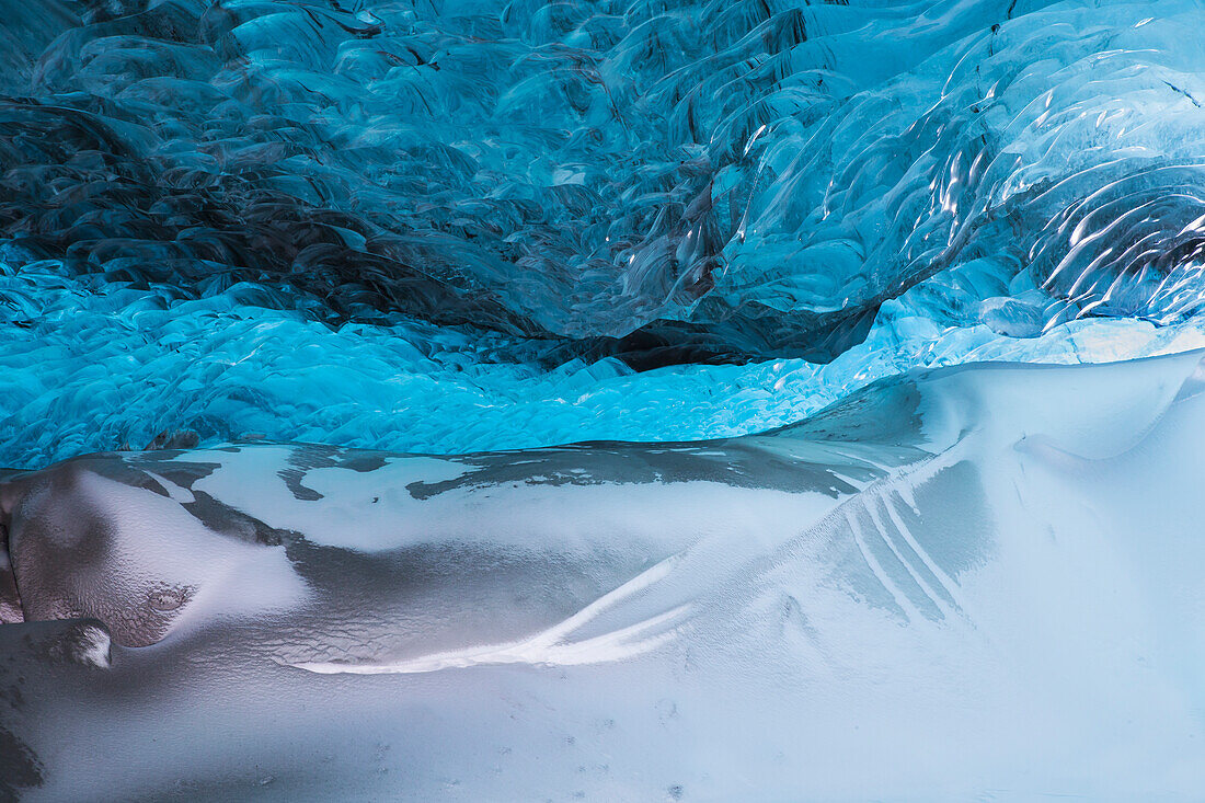 Europa, Island, Südwestisland, Skaftafell-Nationalpark, Vatnajokull-Eishöhlen. Eisdetails in der Eishöhle im Inneren des Gletschers sind vielfältig.