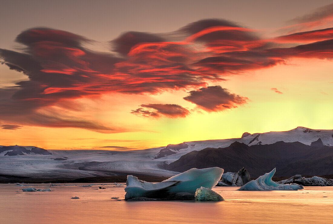 Eisberge vom Jökulsárlón-Gletscher treiben im Sonnenuntergang in der Jökulsárlón-Lagune in Island