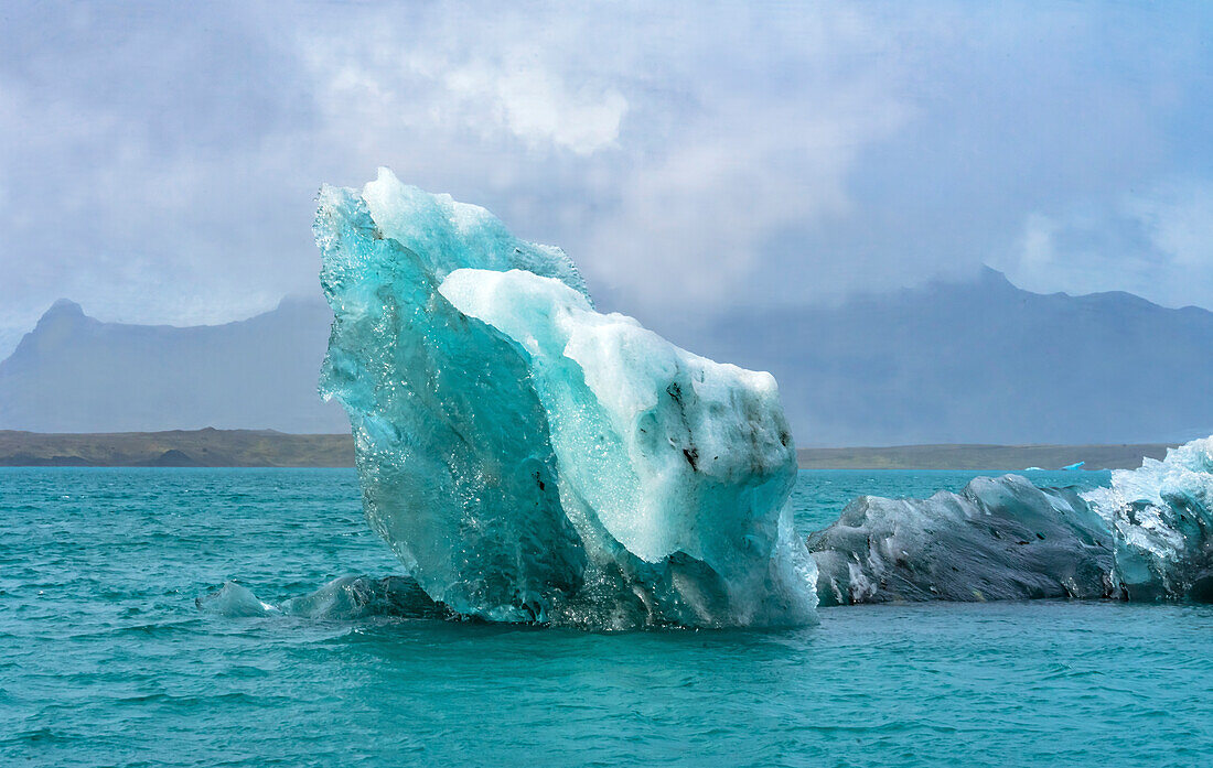 Blauer, großer Eisberg Diamond Beach Jökulsárlón Gletscherlagune Vatnajokull Nationalpark, Island. Eis vom Breidamerkurjokull-Gletscher