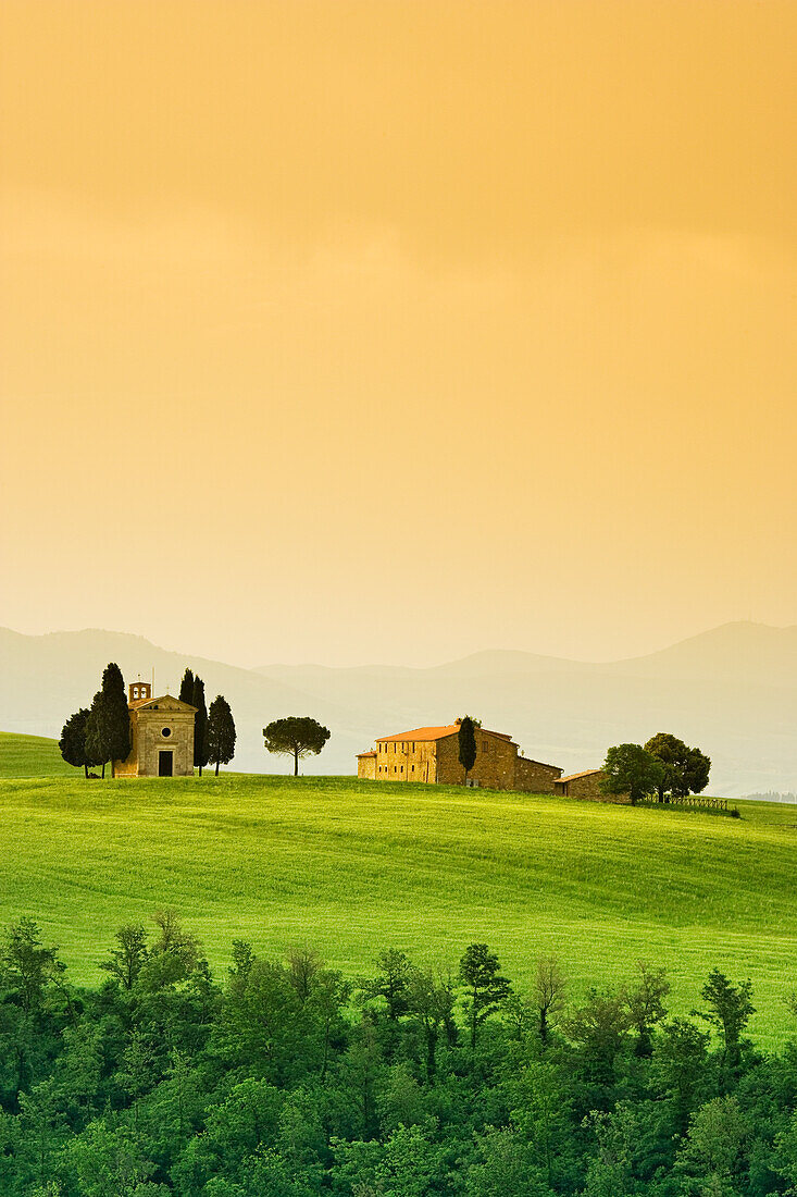Italien, Toskana. Landschaft mit Kirche und Villa