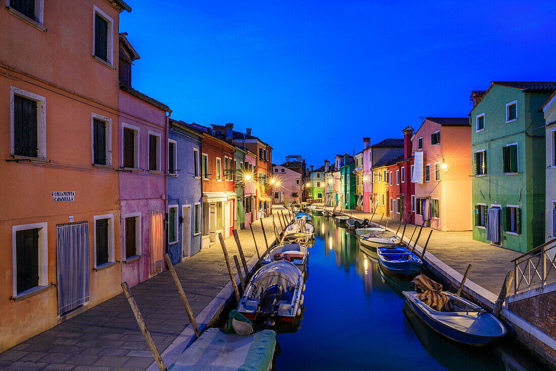 Europa, Italien, Burano. Bunte Häuser am Kanal bei Sonnenuntergang