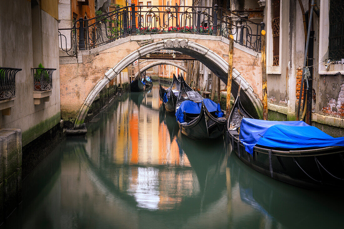Europa, Italien, Venedig. Kanal mit Gondeln und Brücken