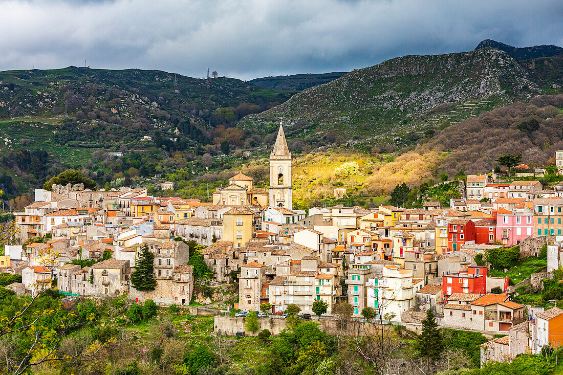 Italien, Sizilien, Provinz Messina, Novara di Sicilia. Die mittelalterliche Bergstadt Novara di Sicilia.