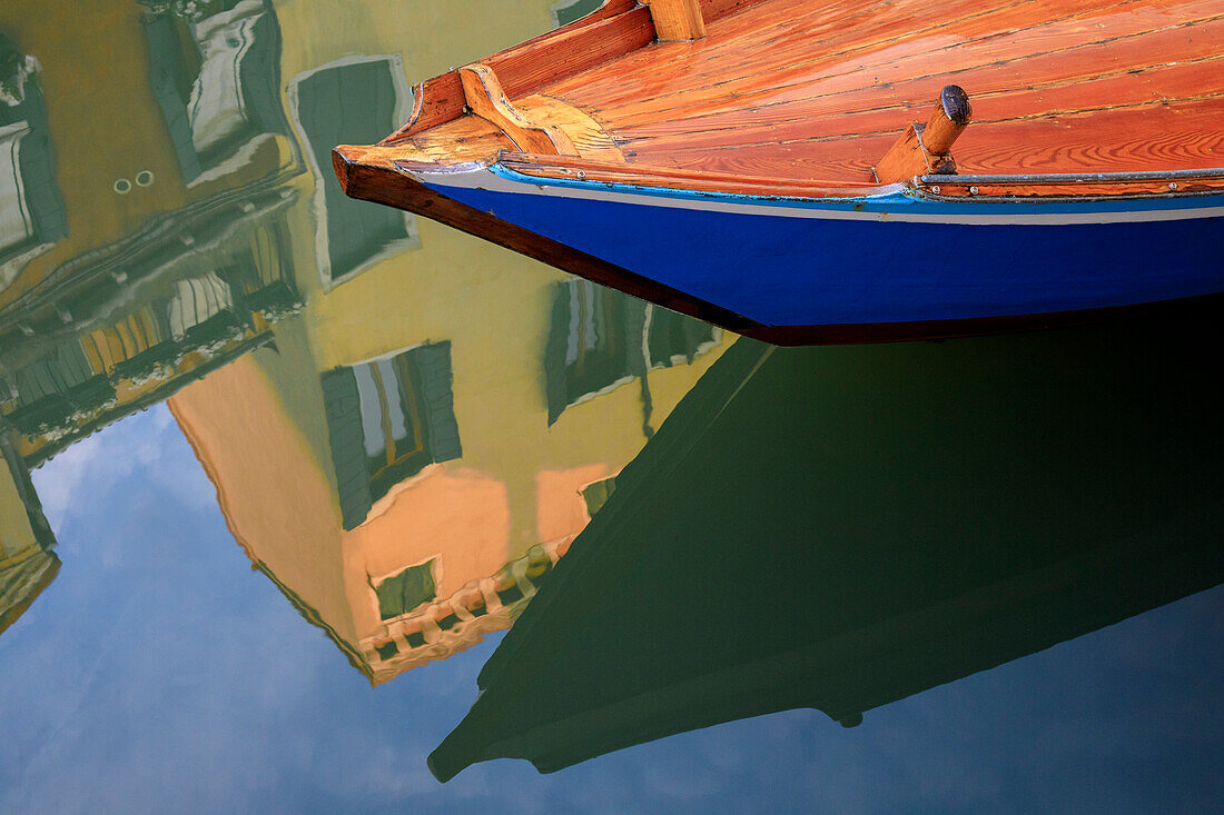 Europa, Italien, Venedig. Gondel und Gebäude spiegeln sich im Kanal wider