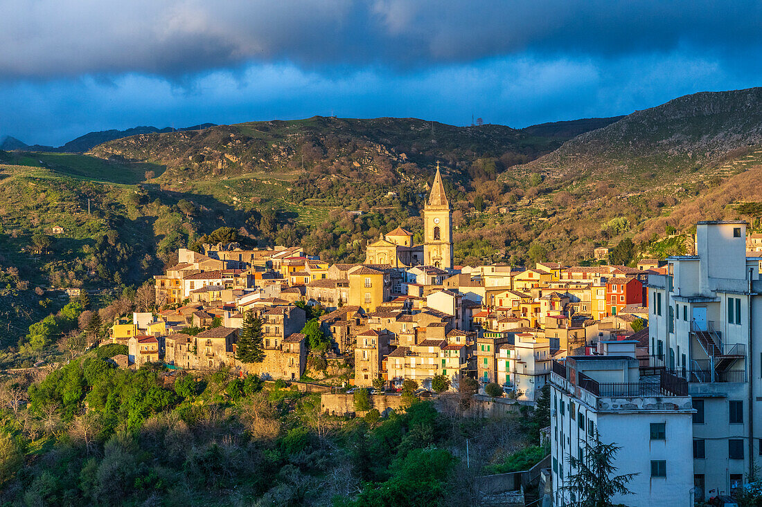 Italien, Sizilien, Provinz Messina, Novara di Sicilia. Die mittelalterliche Bergstadt Novara di Sicilia bei Sonnenuntergang.