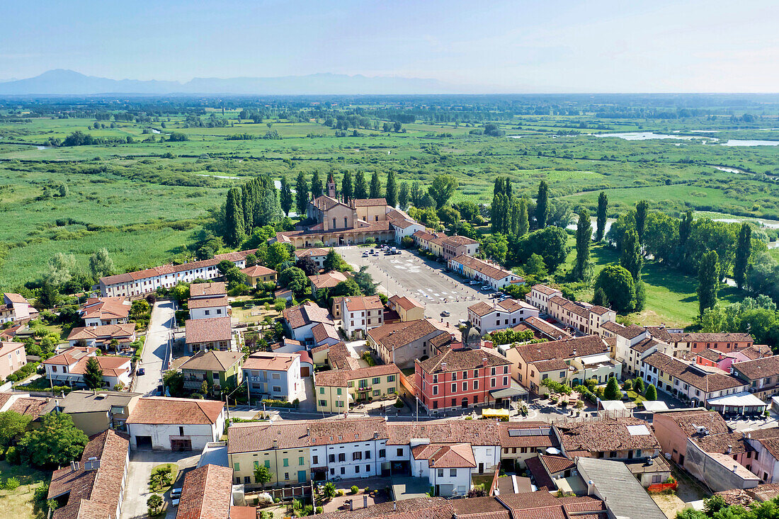 Italien, Mantua, Dorf Le Grazie, Basilika und Platz, Tal des Flusses Mincio im Hintergrund