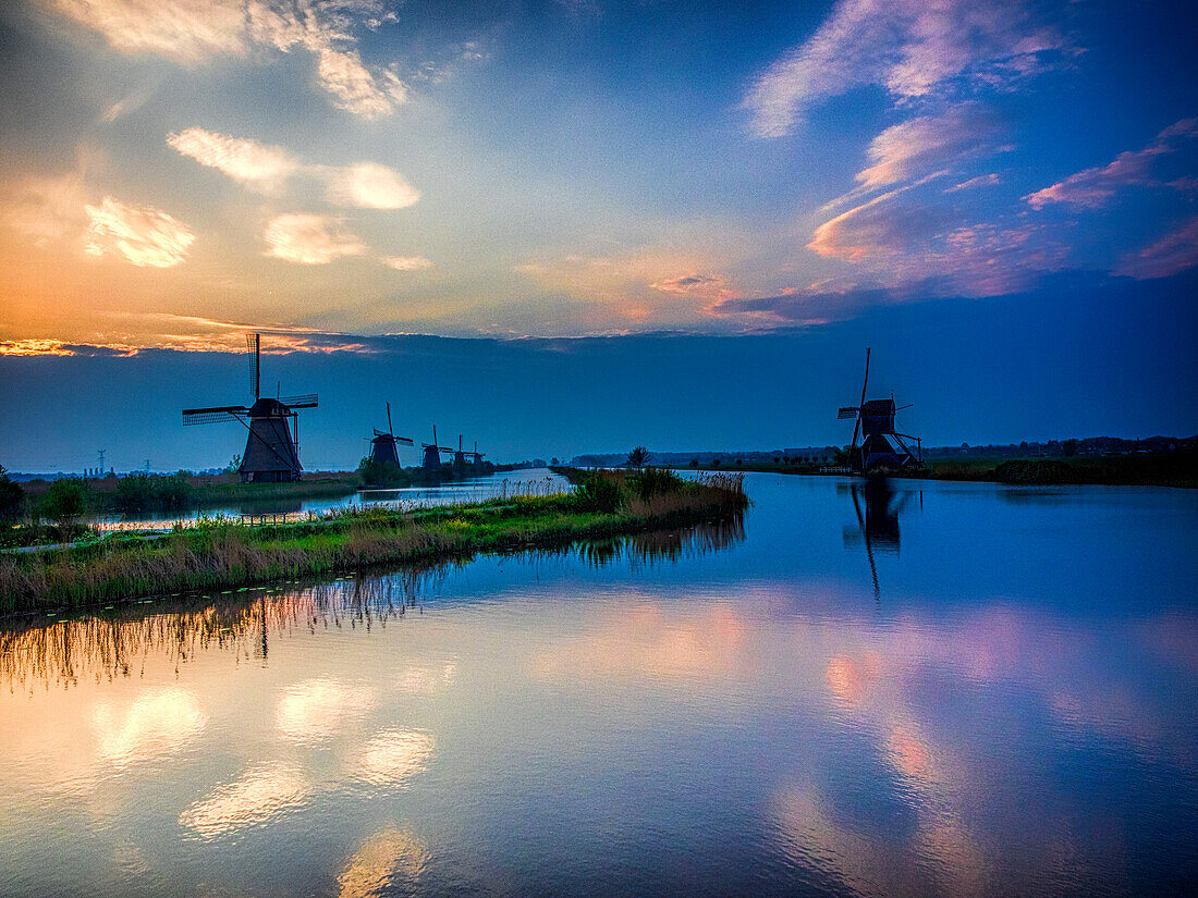 Niederlande, Kinderdijk, Windmühlen bei Sonnenaufgang entlang der Kanäle von Kinderdijk
