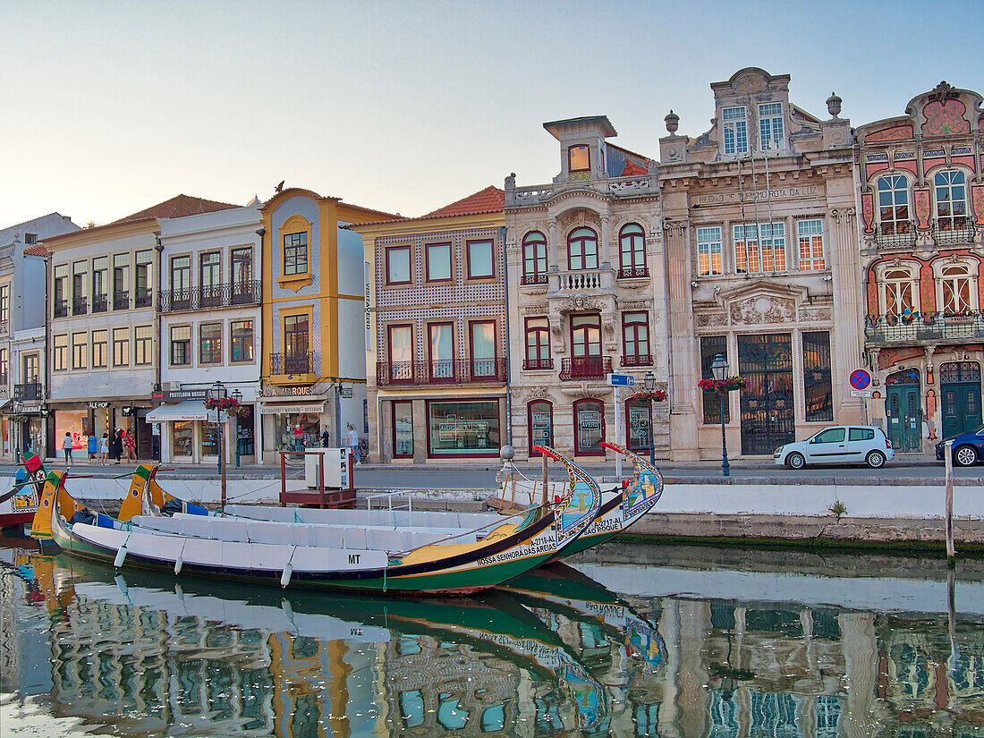 Portugal, Aveiro. Moliceiro-Boote entlang des Hauptkanals von Aveiro