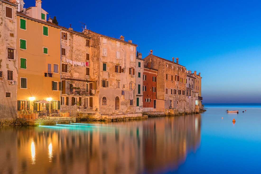 Europa, Kroatien, Rovinj. Sonnenuntergang auf Stadtgebäuden und Hafen