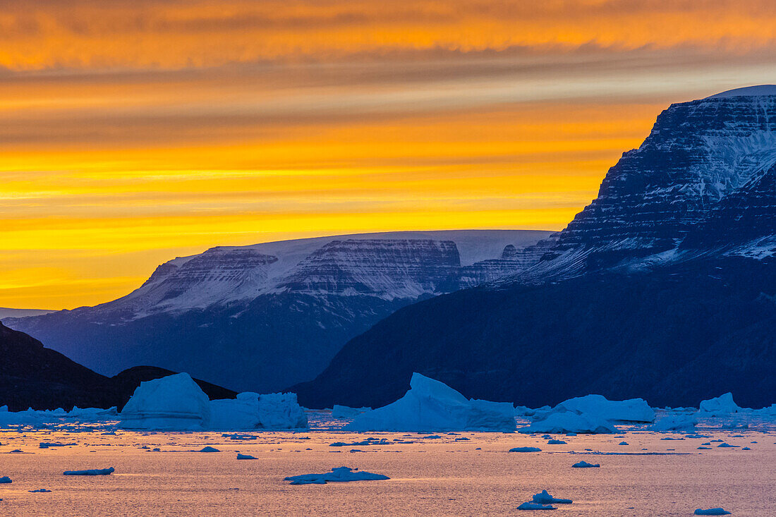 Grönland. Scores von Sund. Gasfjord. Sonnenuntergang mit Eisbergen und schroffem Eis.