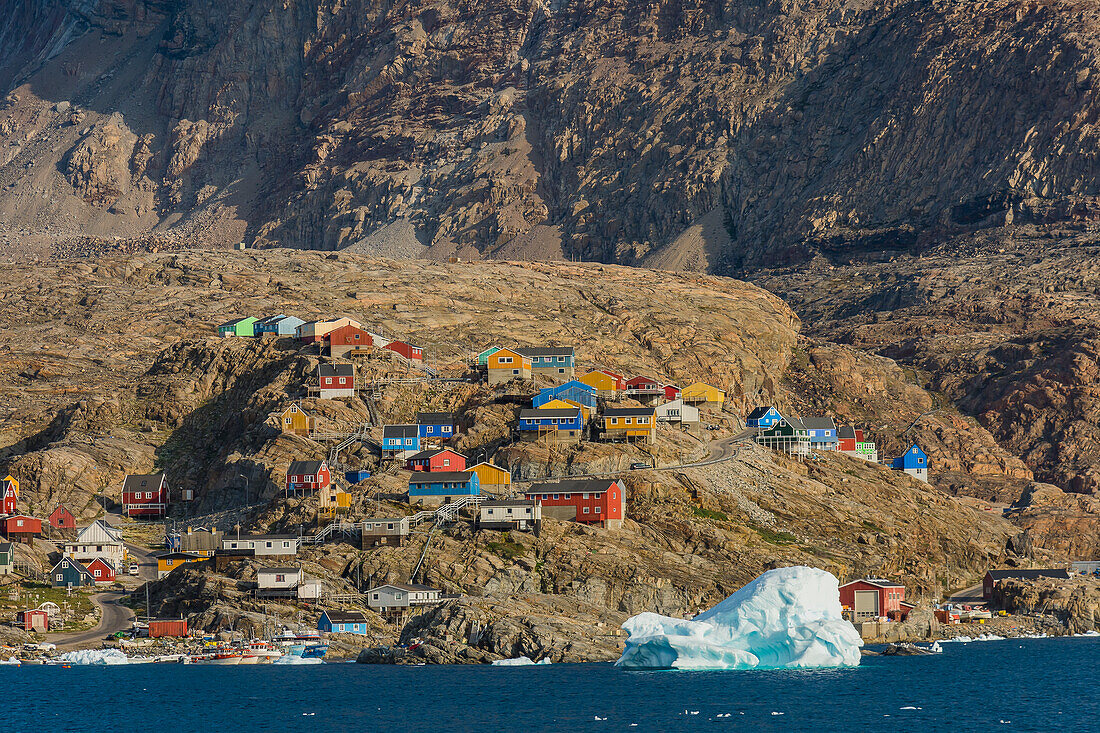 Grönland. Ummannaq. Bunte Häuser prägen die felsige Landschaft.