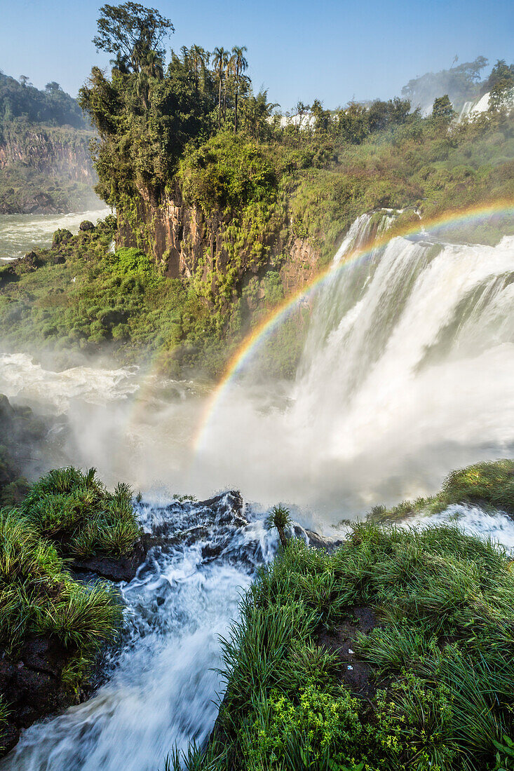 Brasilien, Iguazu-Wasserfälle. Landschaft von Wasserfällen