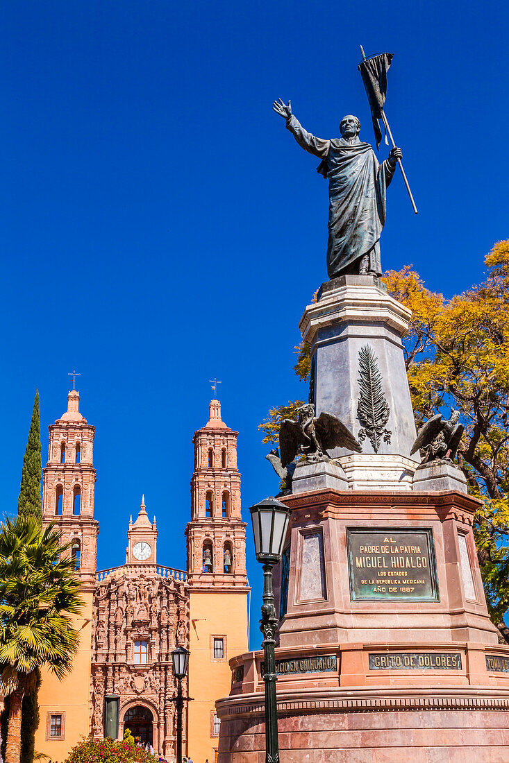 Vater Miguel Hidalgo Statue, Parroquia Catedral Dolores Hidalgo, Mexiko. Pater Miguel Hidalgo machte seinen Grito de Dolores zu Beginn des Unabhängigkeitskrieges von 1810 in Mexiko. Statue errichtet 1867.