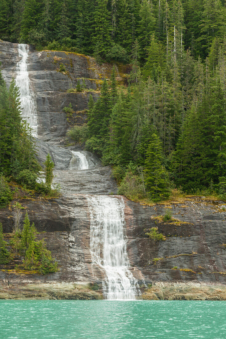 USA, Alaska, Endicott-Arm. Gebirgswasserfall in Ozean