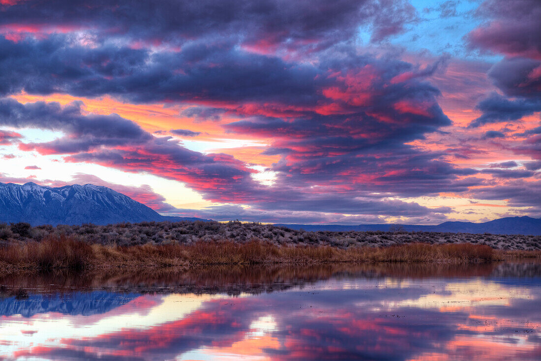USA, Kalifornien, Sierra-Nevada-Kette. Sierra Crest von Buckley Ponds bei Sonnenuntergang gesehen