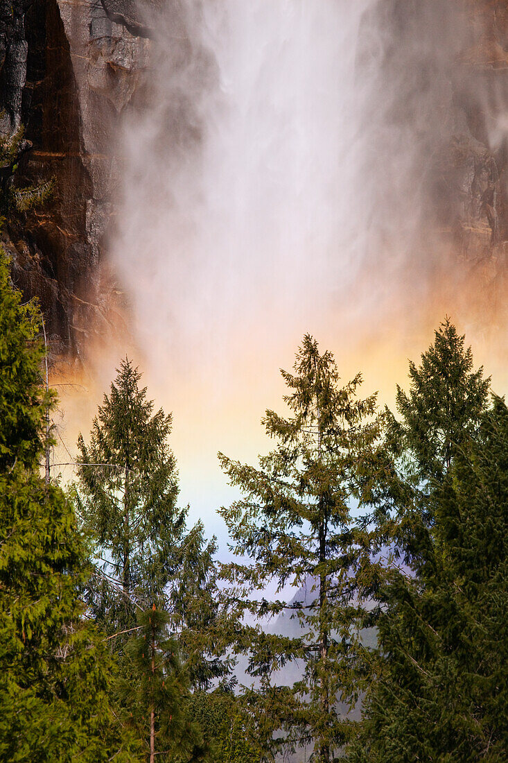 USA, Kalifornien, Yosemite-Nationalpark. Regenbogen am Fuße der Yosemite Falls