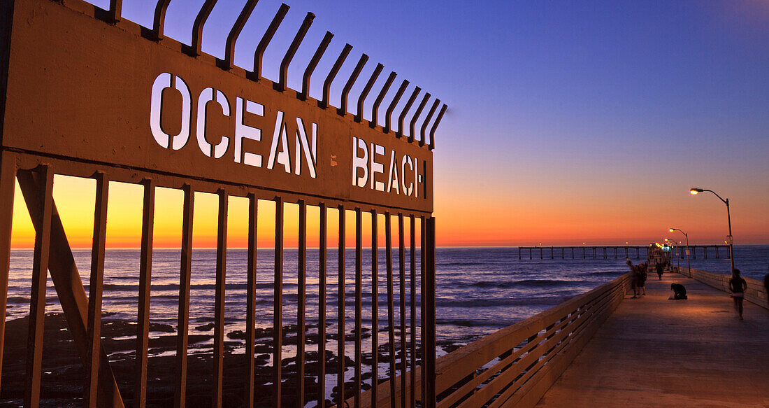 Ocean Beach Pier in der Dämmerung, San Diego, Südkalifornien, USA