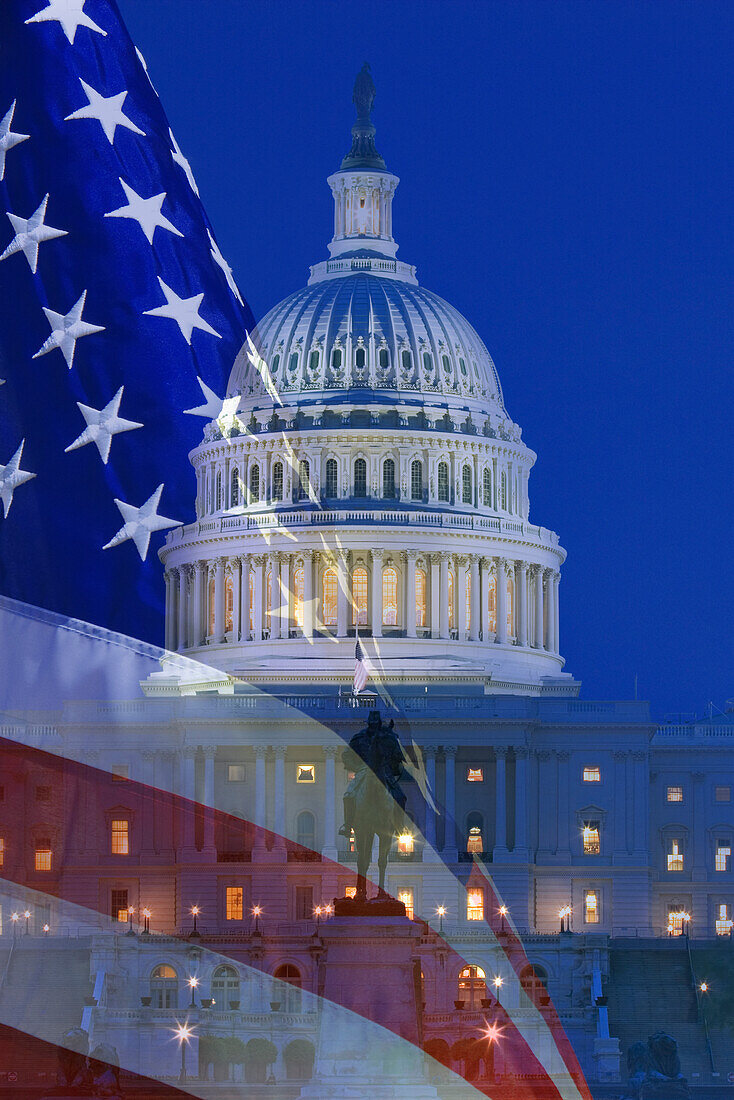 USA, Washington DC. Verbund aus Flagge und Kapitol bei Nacht