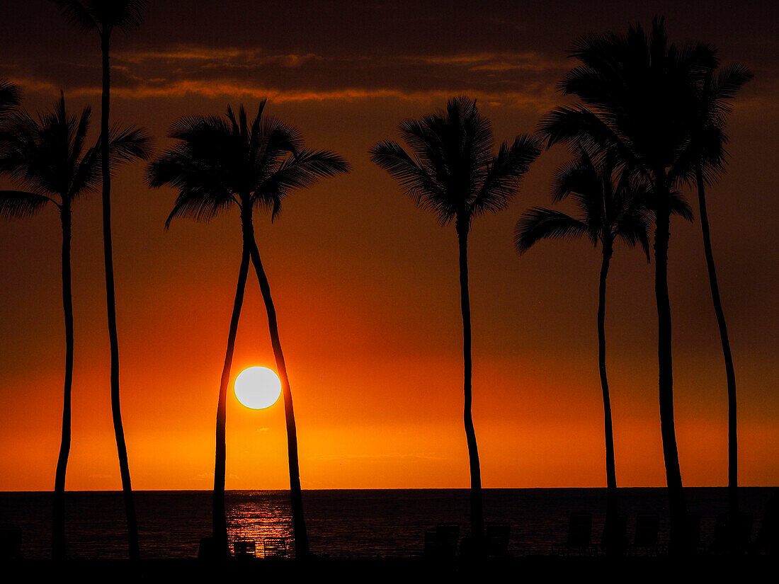 Usa, Hawaii, Big Island. Sun setting on Anaehoomalu Bay.