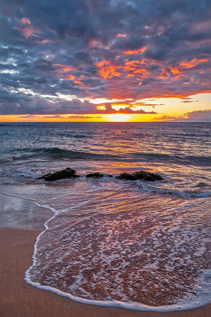 Sunset on Wailea Beach, Maui, Hawaii, USA.