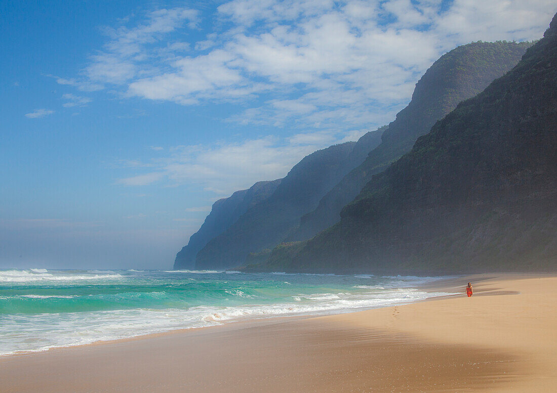 USA, Hawaii, Kauai, Polihale State Park am Strand entlang spazieren