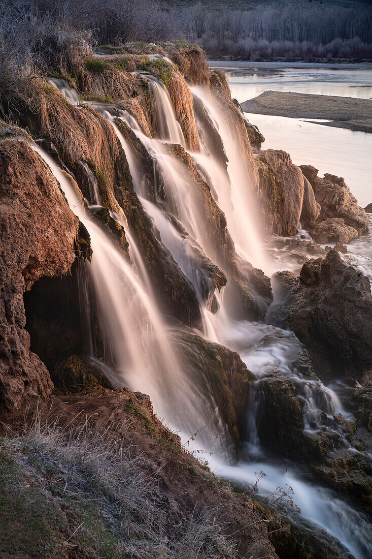 USA, Idaho. Die Fall Creek Falls münden bei Sonnenaufgang in den Snake River.