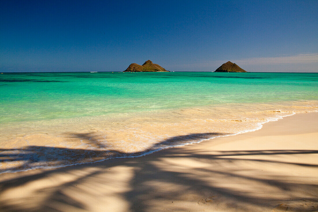 USA, Hawaii, Oahu, Lanikai Beach with tropical blue water and islands off shore