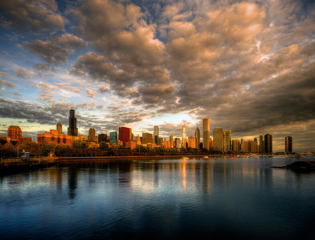 Die Skyline von Chicago schimmert bei Sonnenaufgang über dem Lake Michigan