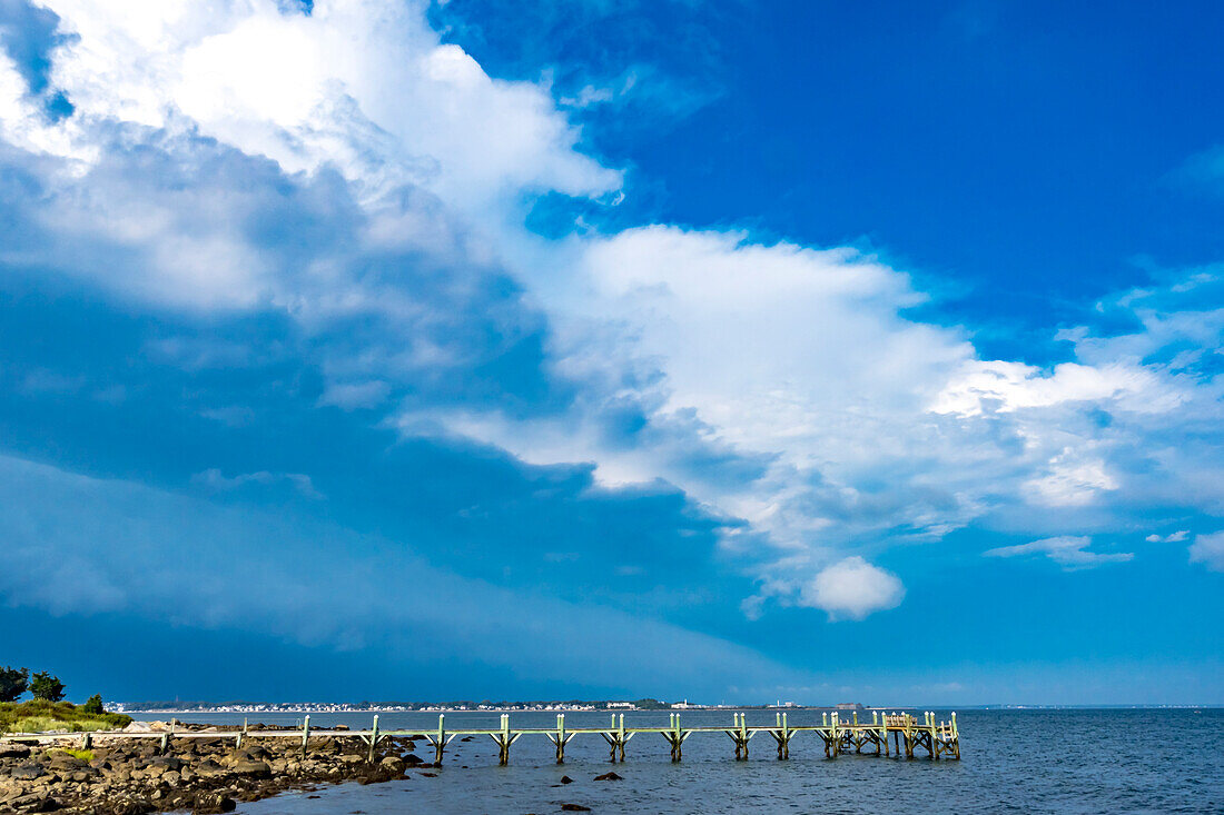 Sturm kommt, Buzzards Bay, Padanaram, Dartmouth, Massachusetts. und Fort Rodman in der Ferne