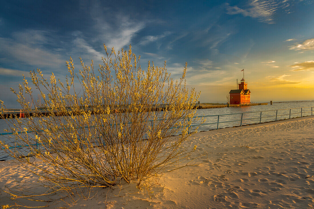 Großer roter Leuchtturm bei Sonnenuntergang, Holland, Michigan