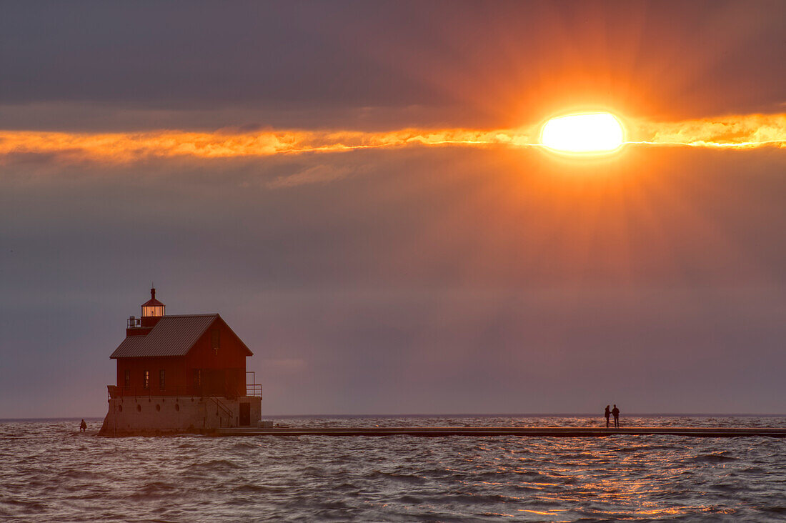 Grand Haven Lighthouse und Pier bei Sonnenuntergang, Grand Haven, Michigan