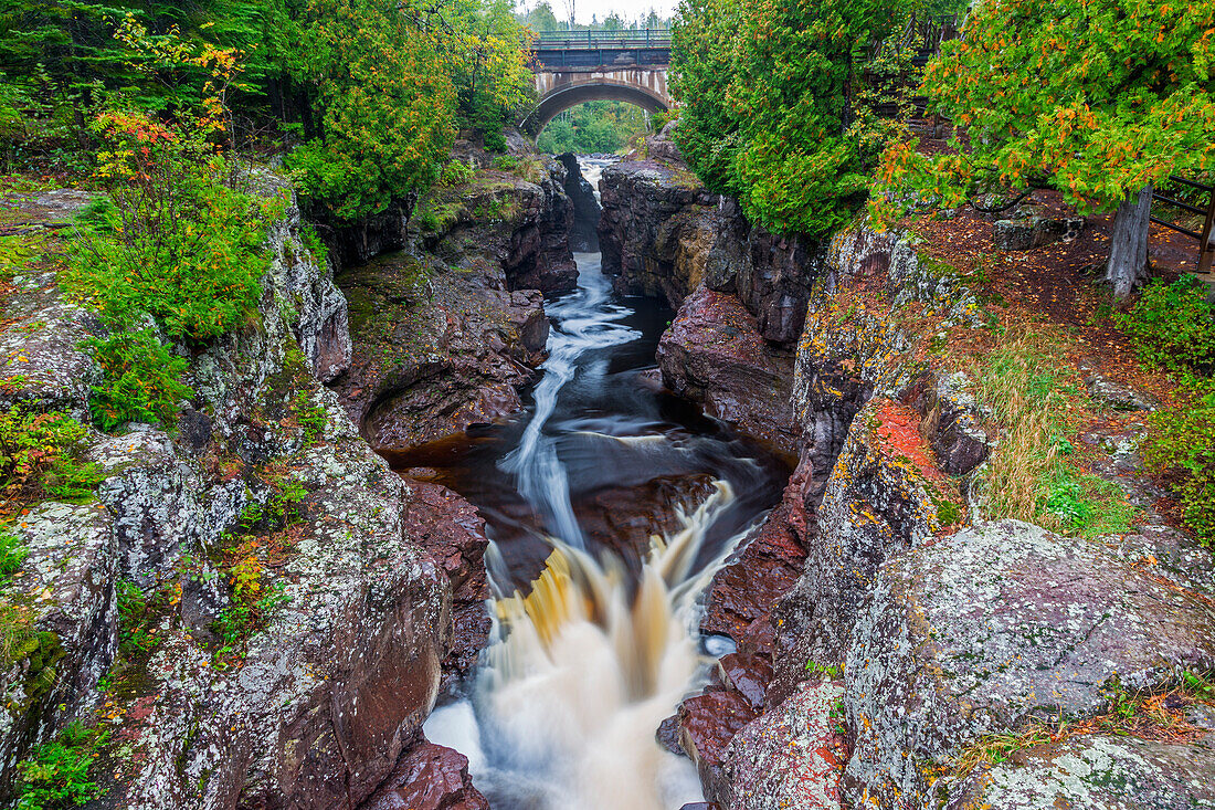 Minnesota, Temperance River State Park, Temperance River, Schlucht und Wasserfall