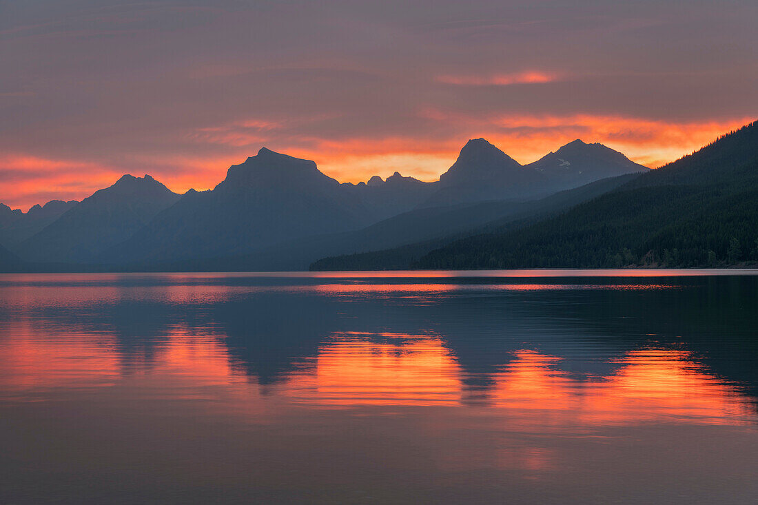 Roter Himmel im Morgengrauen, Lake McDonald, Glacier National Park, Montana.