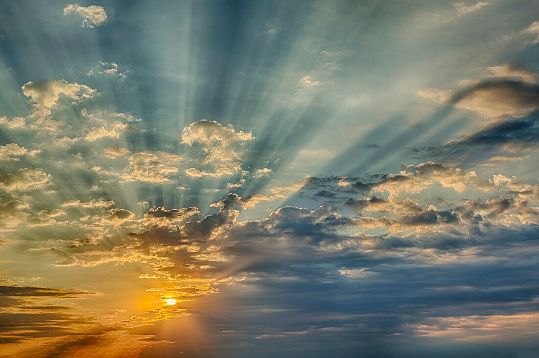 Sonnenstrahlen strömen durch die Wolken bei Sonnenuntergang, Cincinnati, Ohio