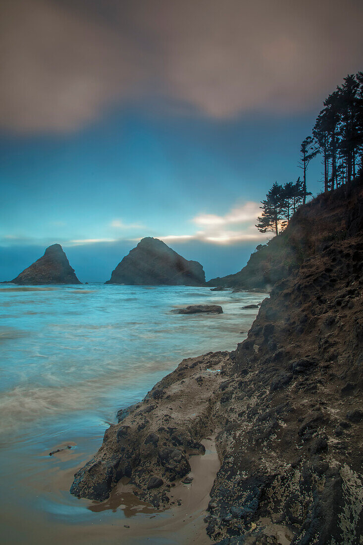 USA, Oregon, Florenz. Felsige Küstenlandschaft