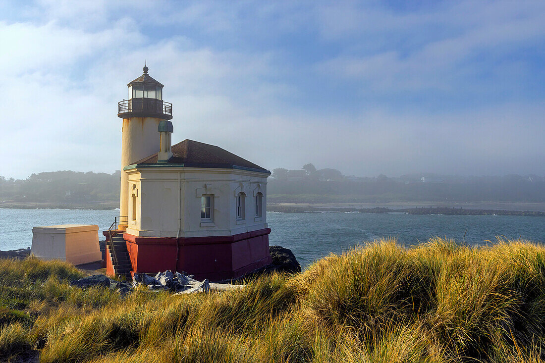 USA, Oregon, Bandon. Scenic of Umpqua River Lighthouse